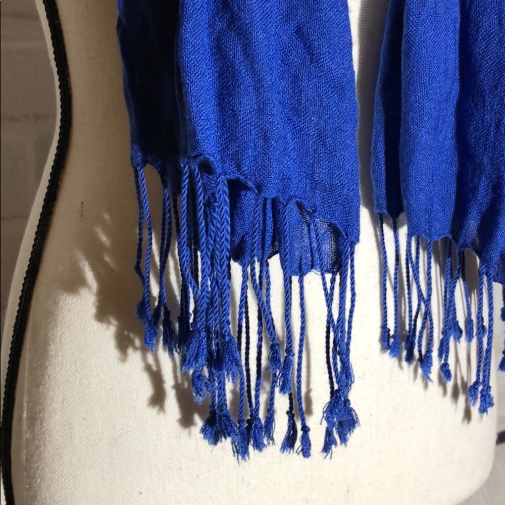Old Navy lightweight scarf with fringe blue OS - Picture 2 of 3